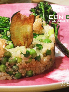 Una foto de Quinoa con verduras y crujiente de calabacín