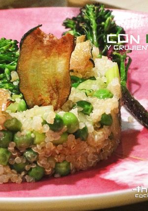 Foto principal de Quinoa con verduras y crujiente de calabacín
