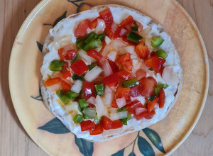 Una foto de Tortillitas de trigo con queso crema y salsa criolla 🌾 Tacos