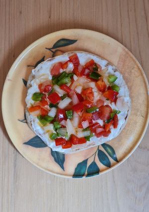 Una foto de Tortillitas de trigo con queso crema y salsa criolla 🌾 Tacos