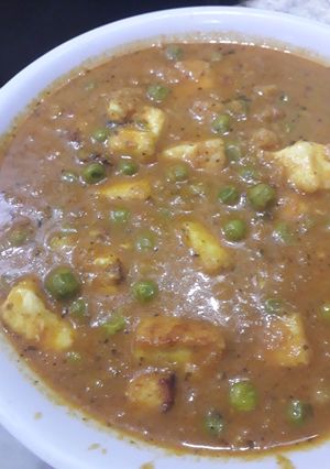 A picture of Matar paneer.
