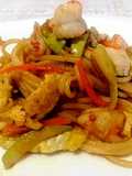 Spaghetti con Gamberetti, Peperoni, Zucchine e Frittatina