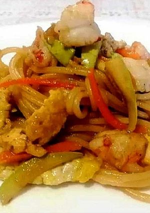 Foto di Spaghetti con Gamberetti, Peperoni, Zucchine e Frittatina