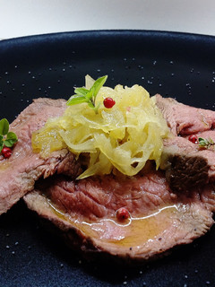 A picture of Arrosto di magatello con cipolla caramellata.