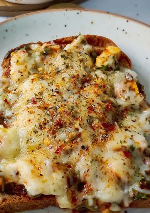 A picture of Creamy & Cheesy Paneer Toast.