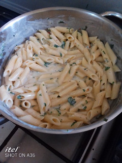 A picture of Pasta in white sauce.