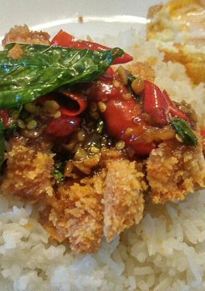 รูปของ หมูทอดซอสกระเพรากรอบไข่ดาว