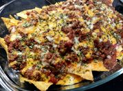 Una foto de nachos con carne picada