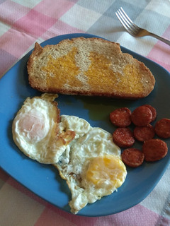 Una foto de Huevos fritos con chorizo