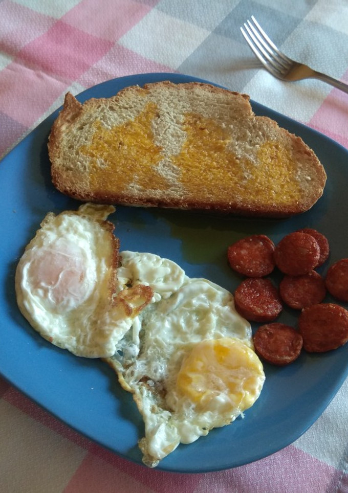 Una foto de Huevos fritos con chorizo