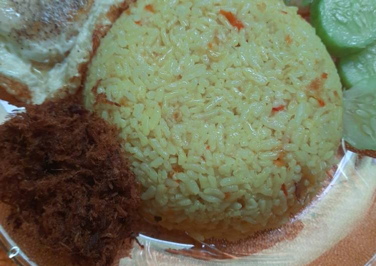 Bagaimana Menyiapkan Nasi goreng kuning pedas yang Bikin Ngiler