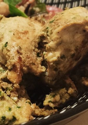 Une photo de Poulet mariné au pesto de coriandre et goma-aé