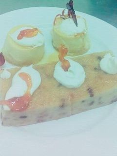 Una foto de Budín de pan y flan