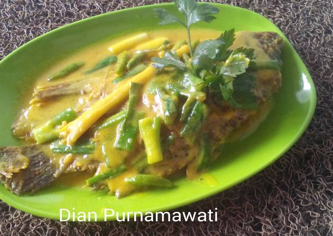 Resep Ikan Gurame Bumbu Kuning Kuah Susu yang Enak