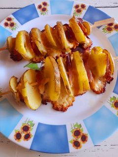 Foto di Spiedini di patate, scamorza e speck