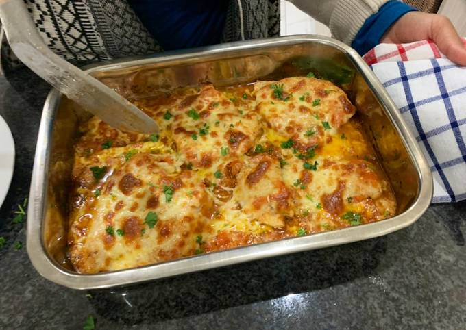 How to Prepare Quick Chicken Chilli Tomato and Mozarella Bake