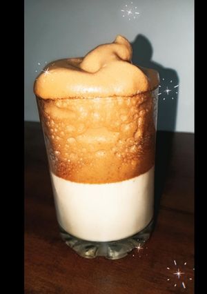 દલગોના કોફી (Dalgona Coffee Recipe In Gujarati) રેસીપી મુખ્ય ફોટો