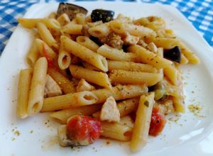 Foto di Penne con Melanzane, Pesce Spada, Pomodorini e Granella di Pistacchio di Bronte