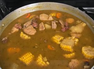 Una foto de Sancocho de pollo y chuleta