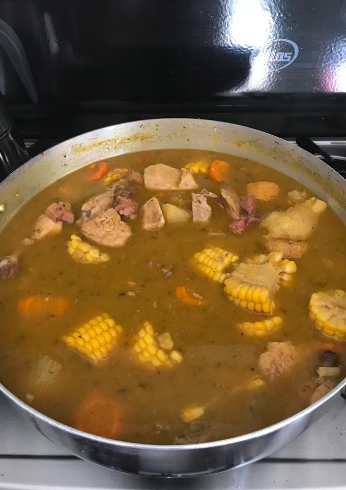 Una foto de Sancocho de pollo y chuleta