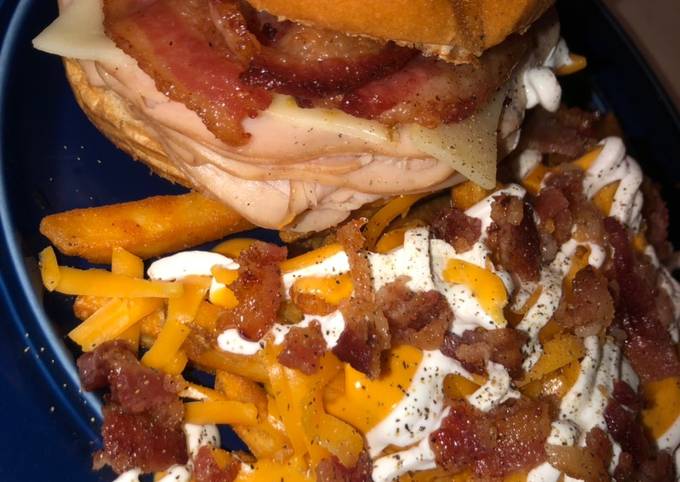 1/2 lb Turkey pepper jack sandwich &amp;&amp; loaded fries 🍟 🥓 🧀