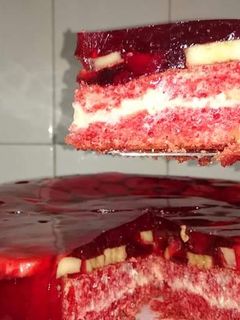 صورة لوصفة كيك الجيلي بالكريمه والموز 😋