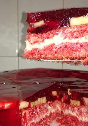 A picture of Jelly Cake with Cream and Bananas 😋.