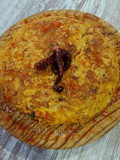 Una foto de Tortilla de Pulpo a la Gallega 🐙