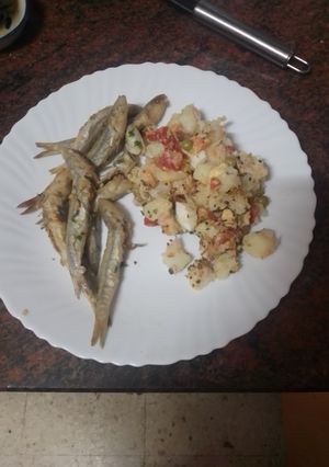 Una foto de Boquerones fritos con papas aliñás