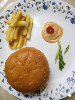 વેજ આલુ ટીક્કી બર્ગર (Veg Aloo Tikki Burger Recipe In Gujarati) રેસીપી મુખ્ય ફોટો
