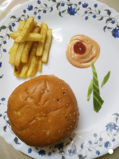 વેજ આલુ ટીક્કી બર્ગર (Veg Aloo Tikki Burger Recipe In Gujarati) રેસીપી મુખ્ય ફોટો