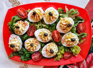 Una foto de Huevos rellenos simples