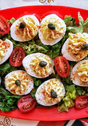 Una foto de Huevos rellenos simples