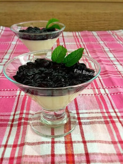 Una foto de Panna cotta de chocolate blanco y arándanos