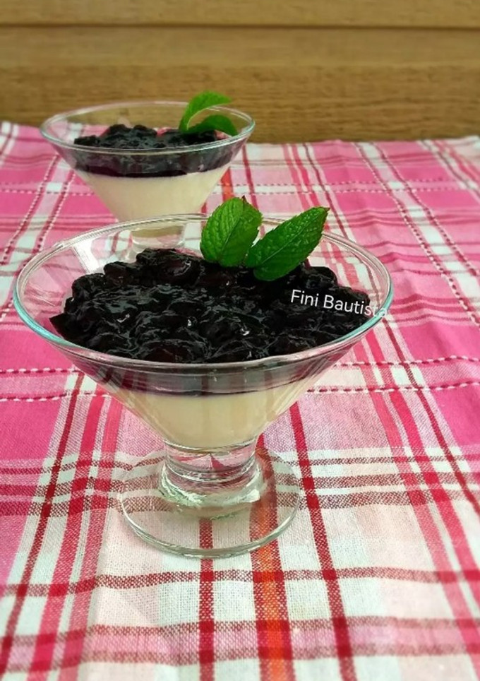 Una foto de Panna cotta de chocolate blanco y arándanos