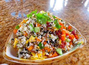 Hình của món Cơm trộn trứng, rong biển, lạp xưởng.