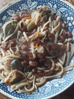 Una foto de Porotos con cochayuyo y riendas