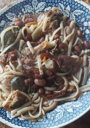 Una foto de Porotos con cochayuyo y riendas