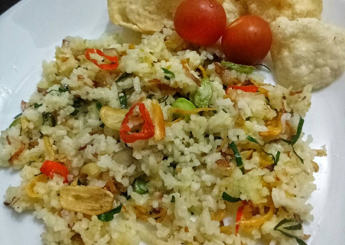 Bagaimana Membuat Nasi goreng pete teri daun jeruk yang Menggugah Selera
