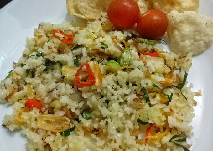 Cara Gampang Membuat Nasi goreng pete teri daun jeruk Anti Gagal