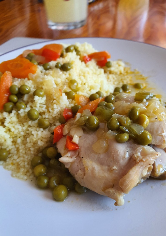 Una foto de Pollo con guisantes y comino