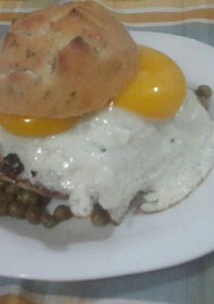 Una foto de Colchon de arvejas en nido de pan de albahaca