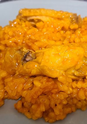 Una foto de Arroz con alitas de pollo