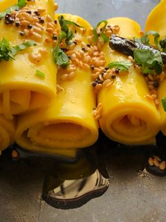 ઇનસ્ટન્ટ ખાંડવી(Instant Khandavi Recipe In Gujarati) રેસીપી મુખ્ય ફોટો