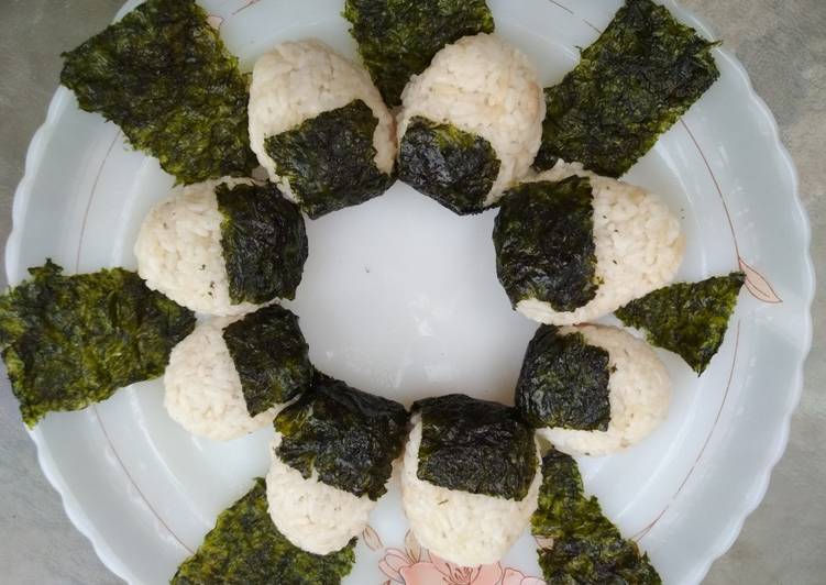 Langkah Mudah untuk Menyiapkan Nasi kepal ikan tuna (tuna onigiri), Bisa Manjain Lidah