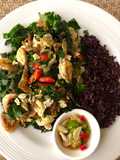 คะน้าฝรั่งผัดไข่ใส่กุ้งแห้ง (Stir fried Kale with eggs and dried shrimp)