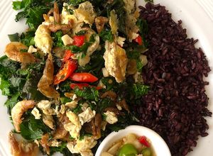 รูปของ คะน้าฝรั่งผัดไข่ใส่กุ้งแห้ง (Stir fried Kale with eggs and dried shrimp)