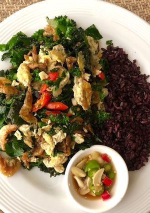 รูปของ คะน้าฝรั่งผัดไข่ใส่กุ้งแห้ง (Stir fried Kale with eggs and dried shrimp)