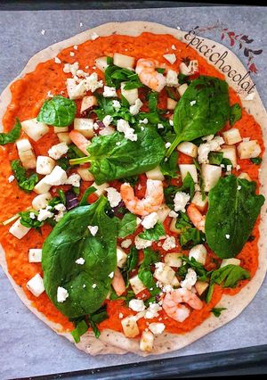 Une photo de Pizza aubergine épinards et thon