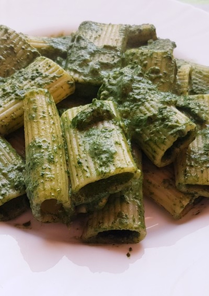 Mángoldos-fokhagymás tejszínes tészta recept fotója